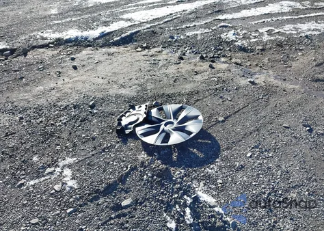 2024 Tesla Model Y Long Range Dual Motor All-Wheel Drive z USA, uszkodzony, nr VIN 7SAYGDEE3RF185141